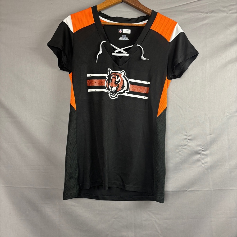 NFL Cincinnati Bengals Women's Lace-Up Graphic Tee Size M